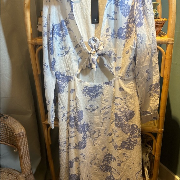 LulusFloral Blue and White Midi Dress NWT - Picture 2 of 7